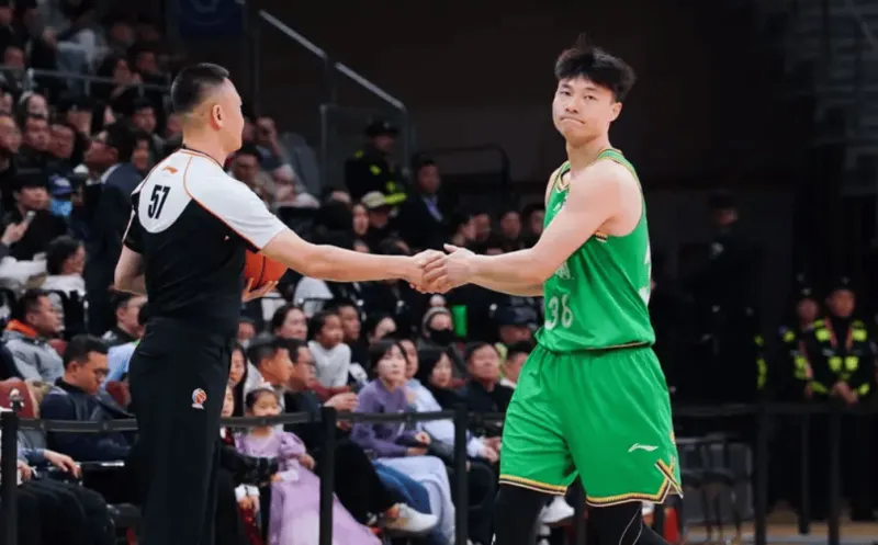 乐鱼-鄢手骐全场6投5中、三分3中3砍下15分2篮板3助攻2抢断