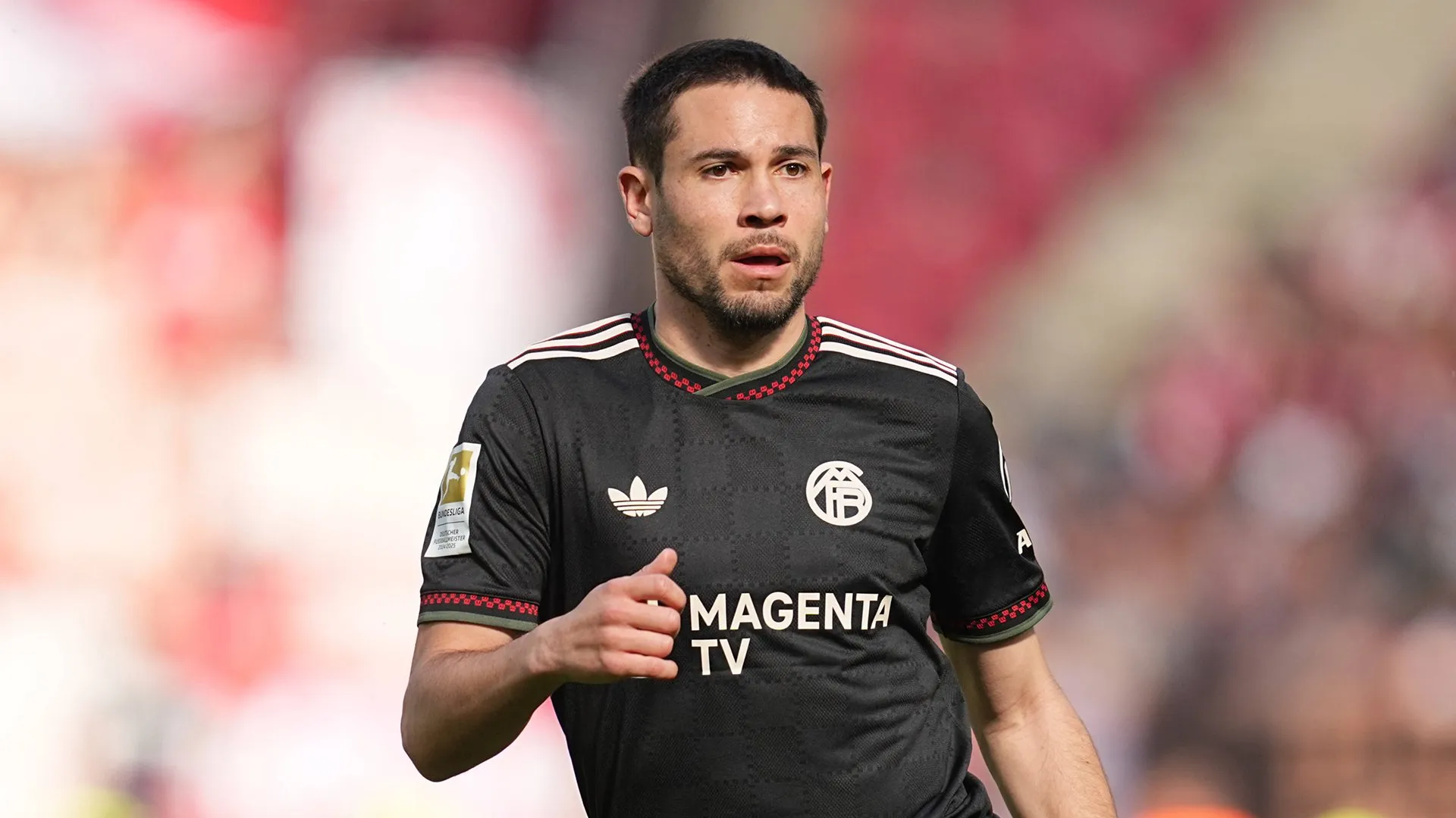 乐鱼体育-拜仁官方：格雷罗对阵美因茨后腿筋轻微拉伤，暂时缺战